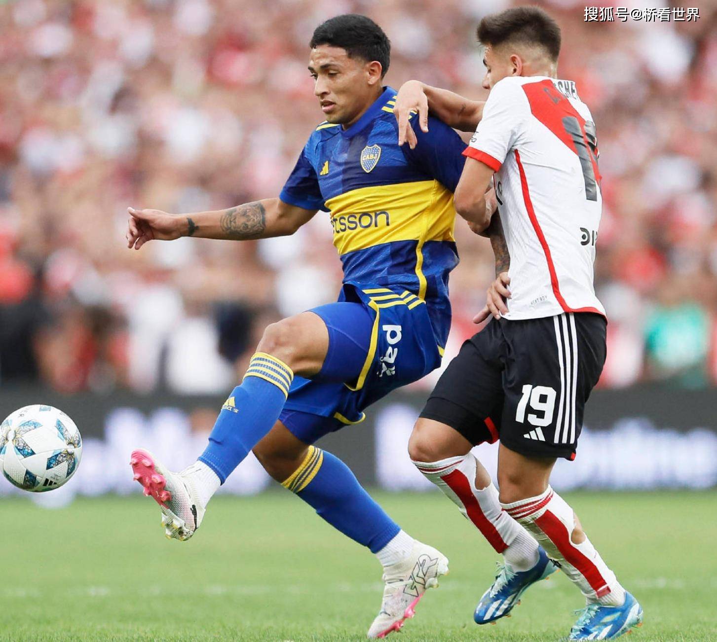 转折点！勒沃库森单刀错失，欧冠清晨攻防权衡，底气十足，临场指挥获称赞